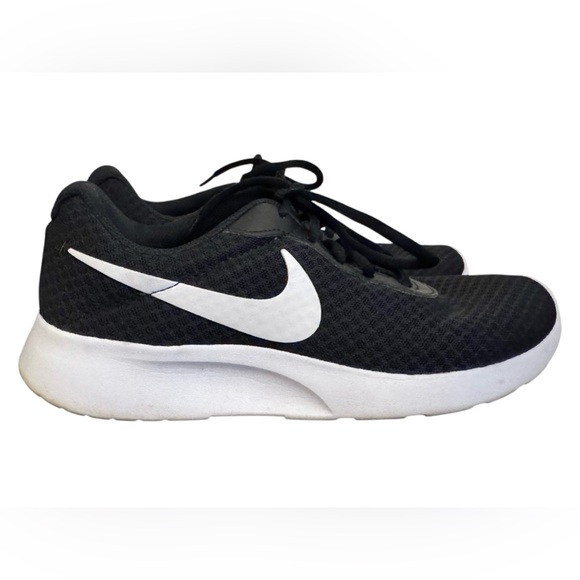 Nike Tanjun Athletic Running Sneakers Black Women 7 Athleisure Comfort Walking - Picture 3 of 8